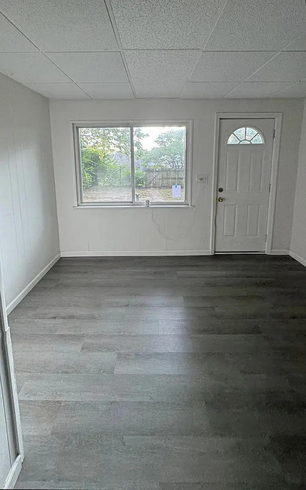 Entry at 1107 Linden Avenue