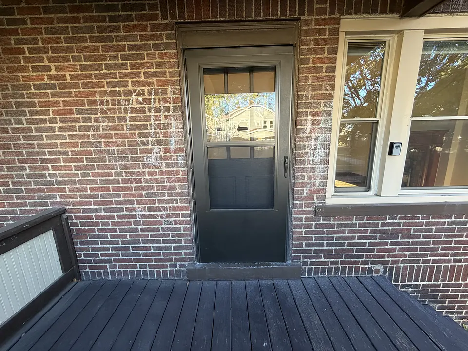 Entry at 639 Racine Ave