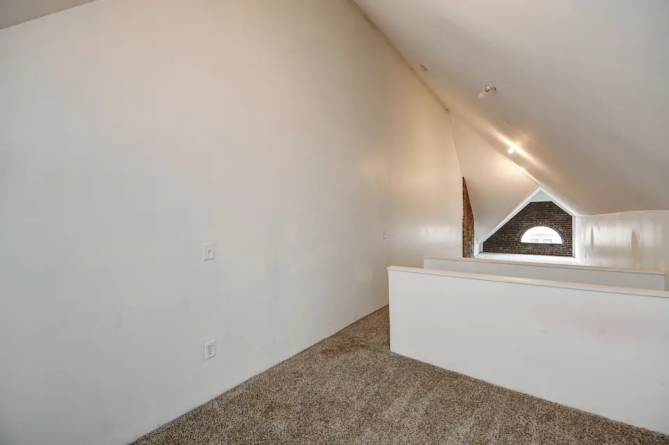 685 S Champion Ave photo 22