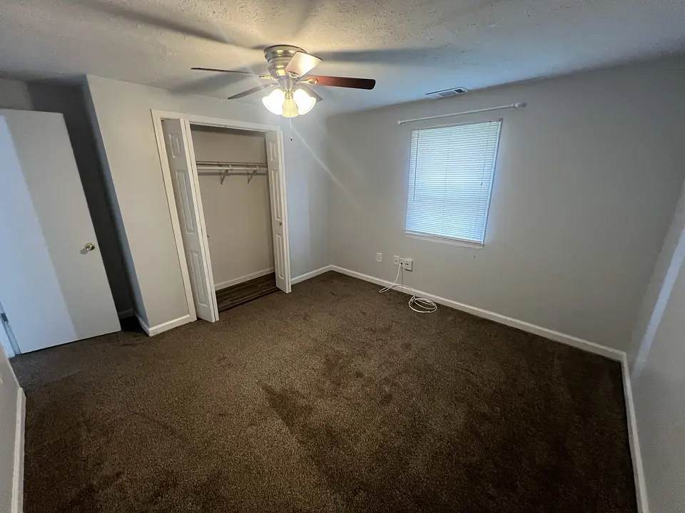 Bedroom at 609-611 Jefferson St